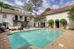 Dallas Condo with Pool Access about 4 Mi to Downtown!
